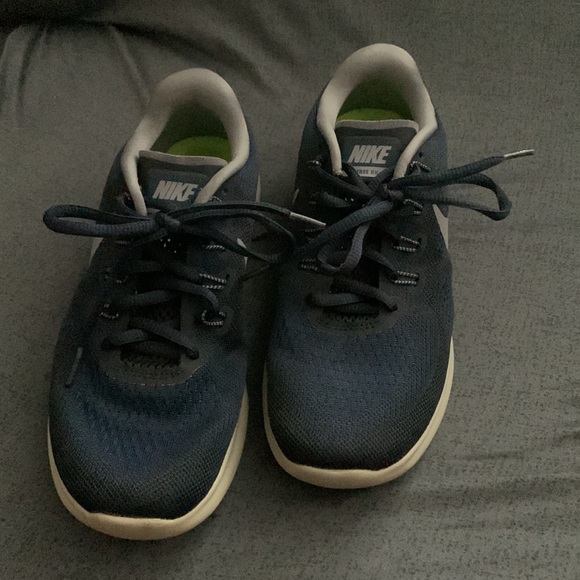 Nike Free RN size 7y blue they are in good condition no damages - Picture 2 of 6
